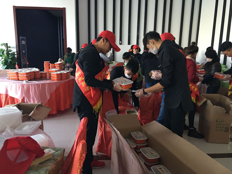 分发爱心午餐.jpg