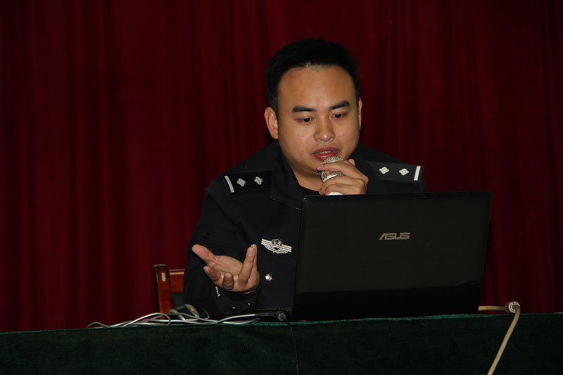 市公安局交警支队党委书记、交警支队长徐光辉交警讲解交通知识.jpg