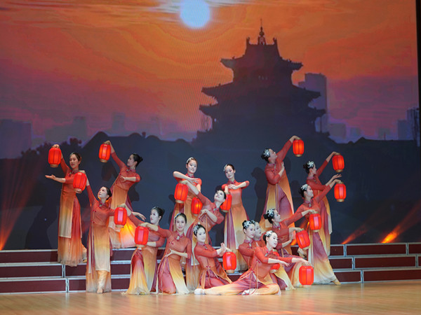 1782225400373665.jpg 尾曲《灯火里的中国》 (1)_副本.jpg